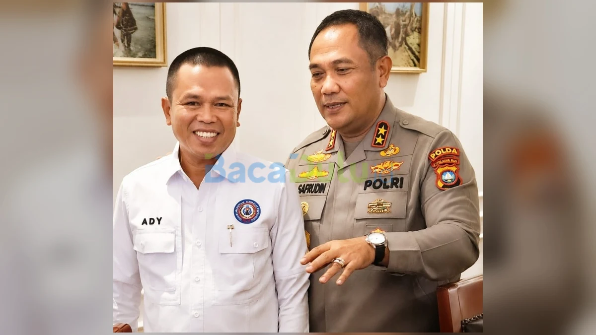 Ady Indra Pawennari dan Irjen Pol Asep Safrudin berpose bersama di foto