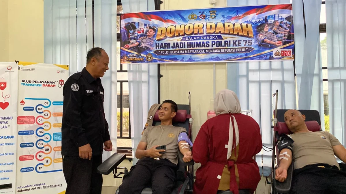 AKP H.P. Bako leads police blood donation at RSUD Raja Ahmad Tabib