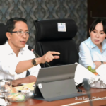 Amsakar Achmad memimpin rapat penanganan banjir di kantor pemerintah Batam
