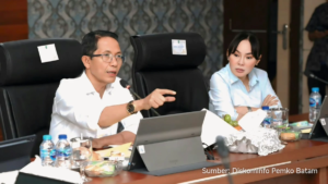 Amsakar Achmad memimpin rapat penanganan banjir di kantor pemerintah Batam