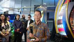 Amsakar Achmad menerima penghargaan inovasi di acara penganugerahan Jakarta