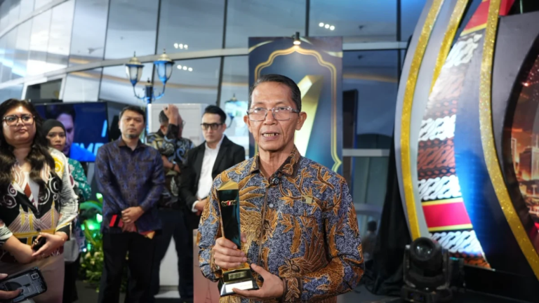 Amsakar Achmad menerima penghargaan inovasi di acara penganugerahan Jakarta