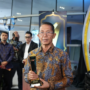 Amsakar Achmad menerima penghargaan inovasi di acara penganugerahan Jakarta