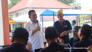 Gubernur Ansar Ahmad berbicara di Kedai Makan Nonafa, Pulau Penyengat