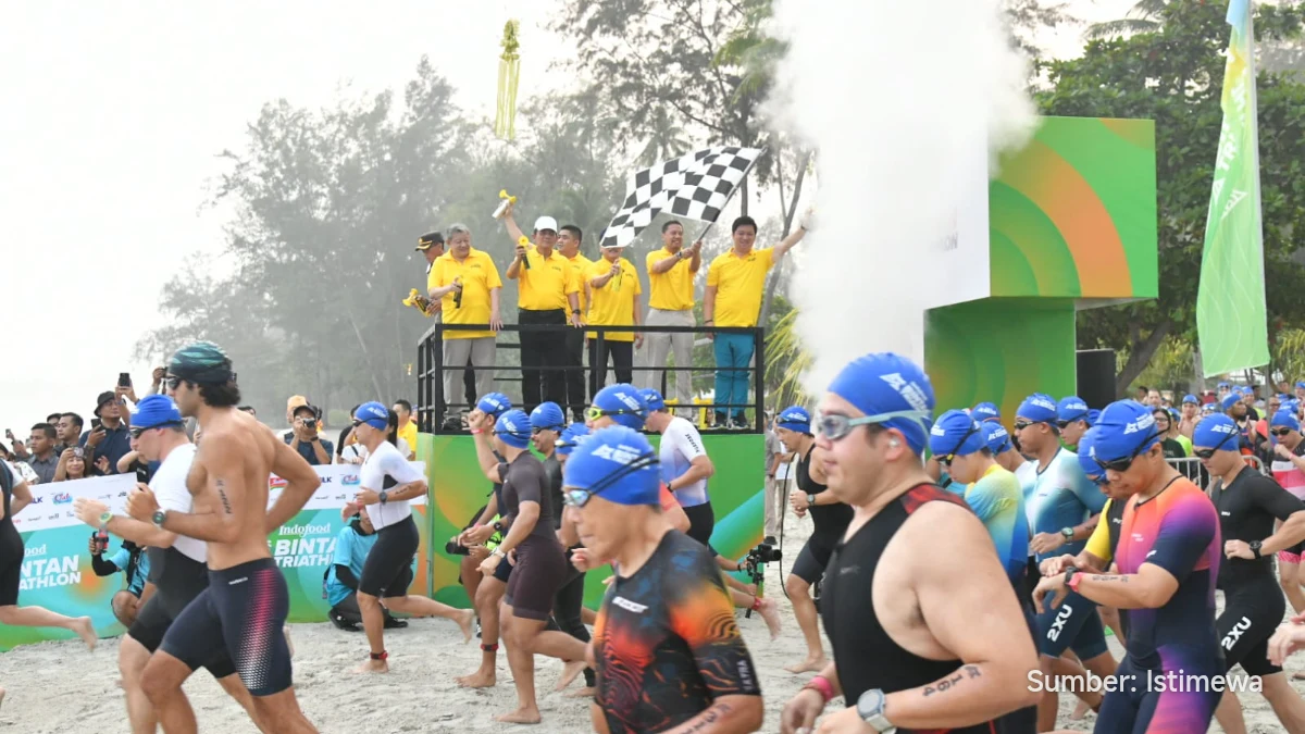 Gubernur Ansar Ahmad dan Bupati Roby Kurniawan di acara triathlon internasional di Lagoi Bay