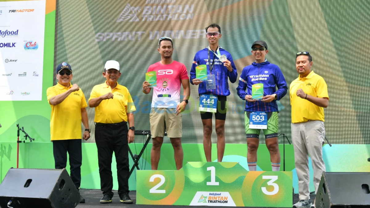 Gubernur Ansar Ahmad dan Bupati Roby Kurniawan di acara triathlon internasional Lagoi Bay