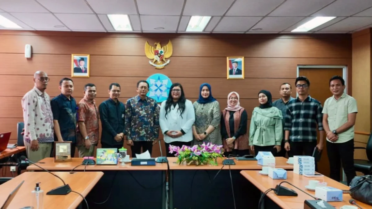 Ariastuty Sirait berdiri bersama anggota Dewan Pers di Jakarta membahas kerja sama media