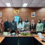 Ariastuty Sirait berdiri bersama anggota Dewan Pers di Jakarta membahas kerja sama media