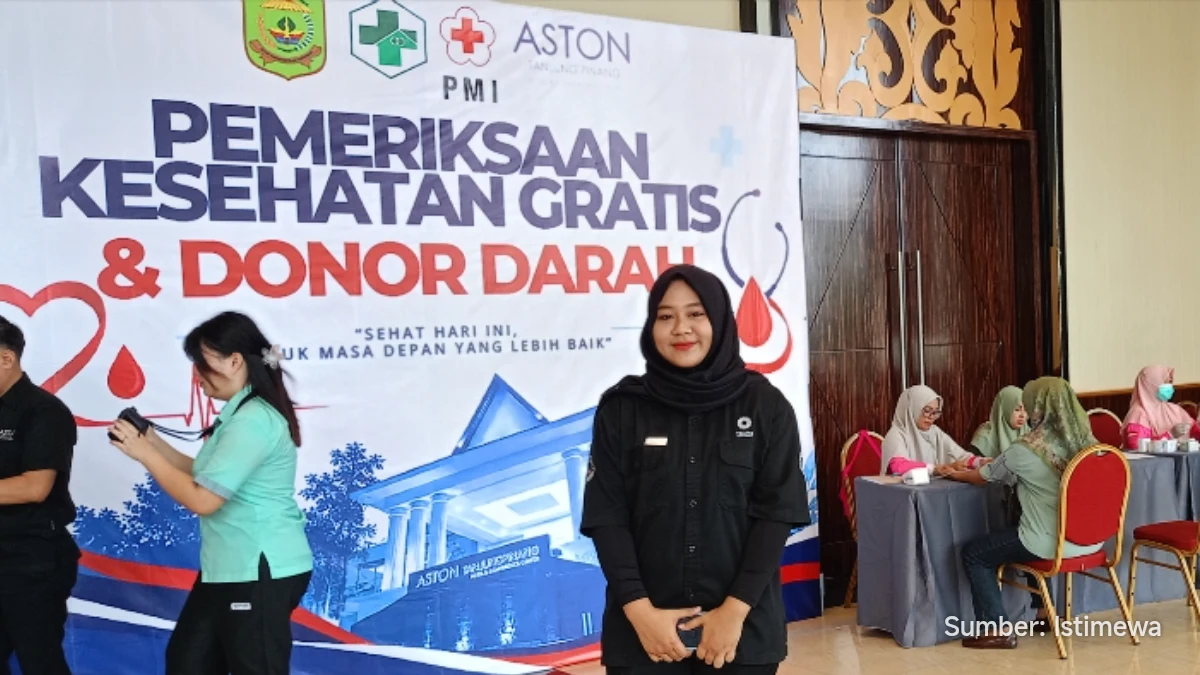 Karyawan dan warga menerima pemeriksaan kesehatan serta donor darah di Trans Convention Center