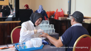 Aston Tanjungpinang Hotel staff and public receiving free health checks and donating blood