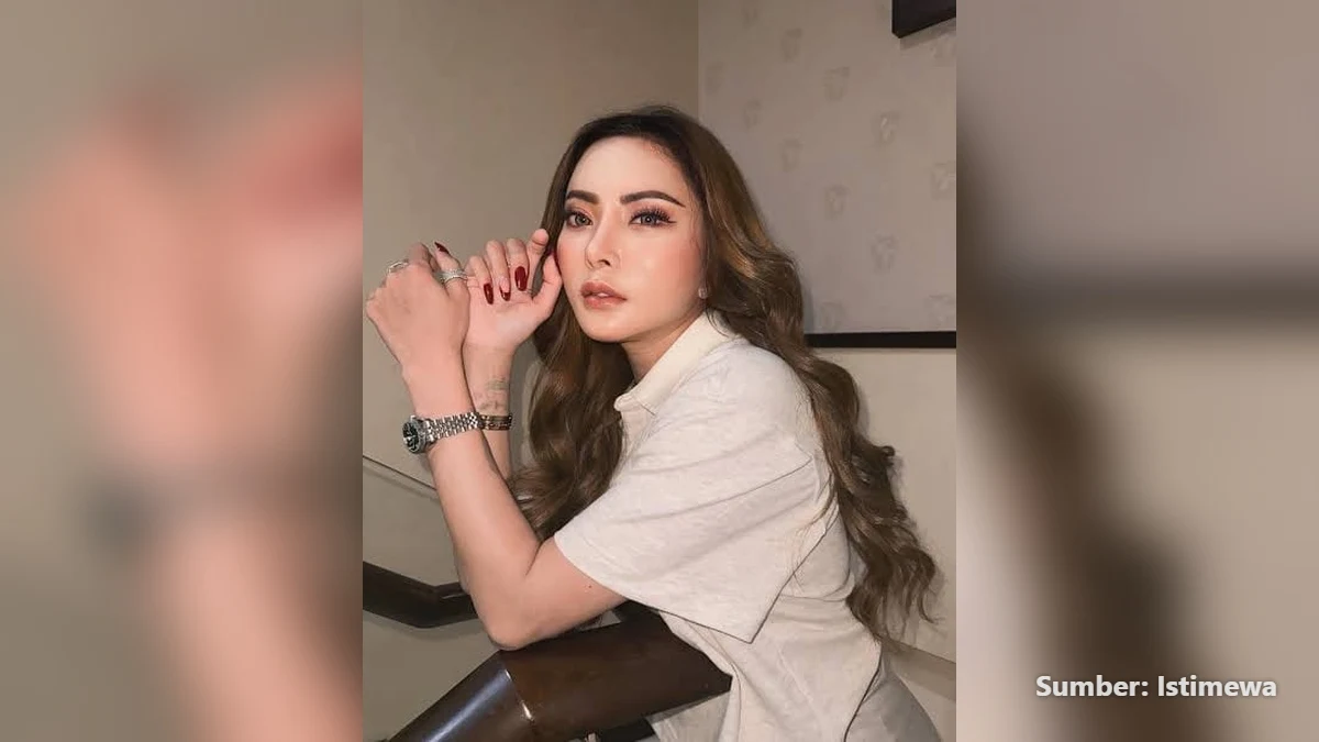 Ayu Aulia terlihat menangis saat diwawancarai di kantor PWI Kepri Batam