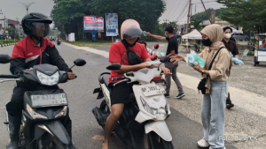 Bang CK dan kreator lokal membagikan masker di depan Richeese, Tanjungpinang