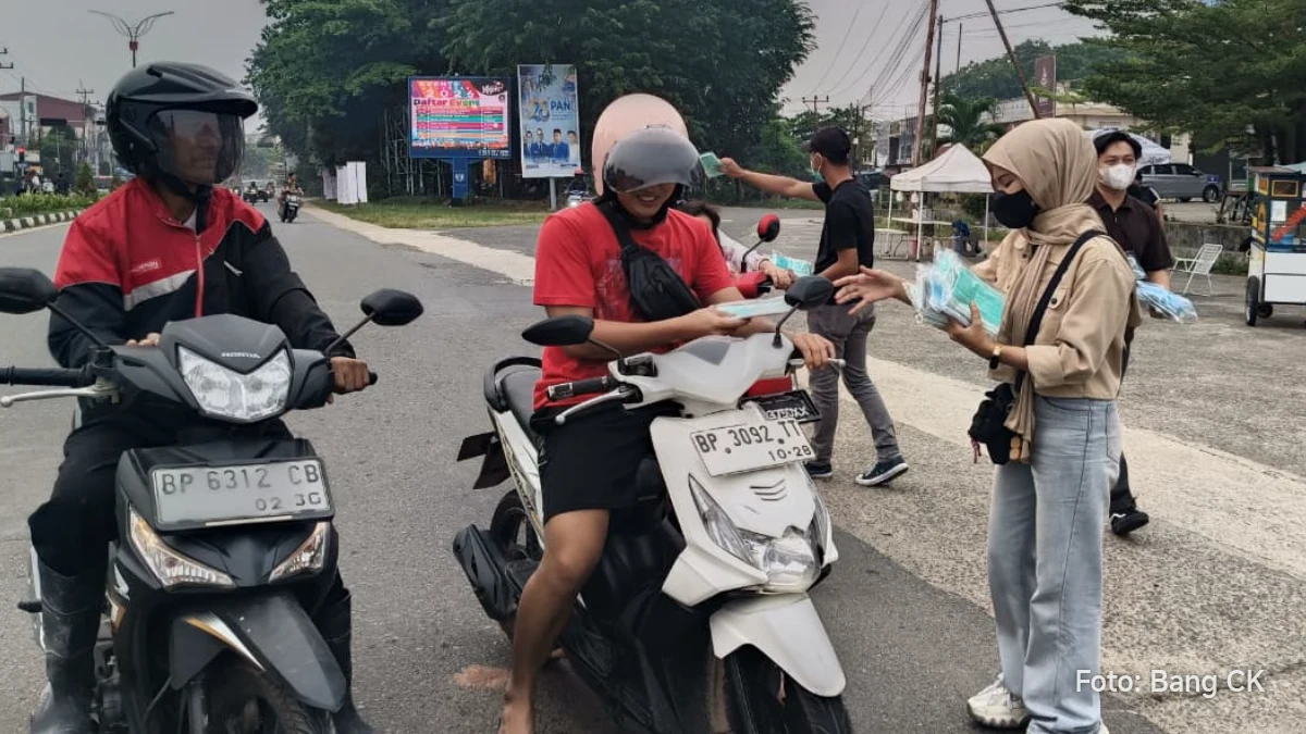 Bang CK dan kreator lokal membagikan masker di depan Richeese, Tanjungpinang