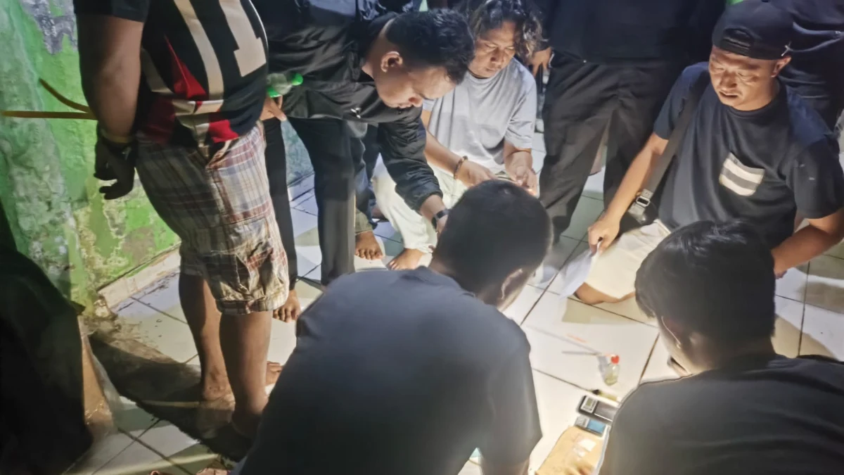 Petugas Brimob dan polisi mengamankan tiga tersangka narkoba di Kateman