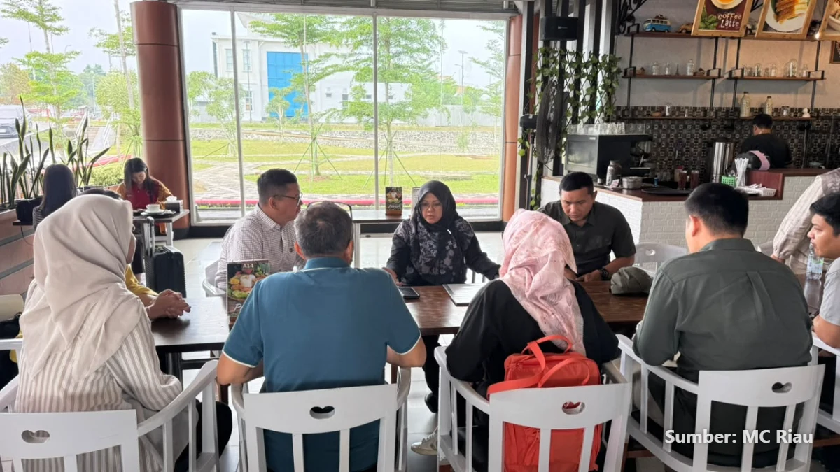 Bupati Afni Zulkifli memeriksa fasilitas di Kampung Teluk Lanus, Siak