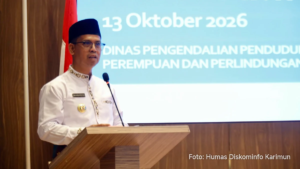 Bupati Iskandarsyah memimpin upacara Hari Jadi ke-27 di Lapangan Kantor Bupati Karimun