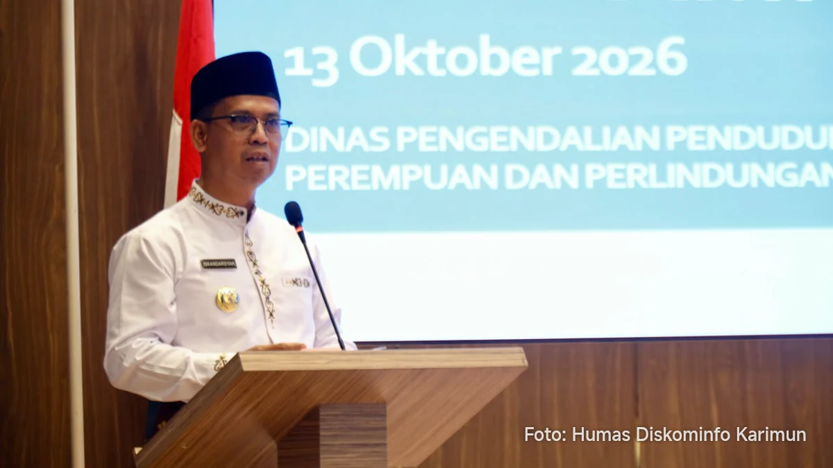 Bupati Iskandarsyah memimpin upacara Hari Jadi ke-27 di Lapangan Kantor Bupati Karimun