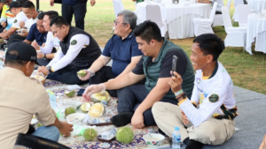 Bupati Roby Kurniawan berbicara tentang tradisi kenduri di festival durian Bintan