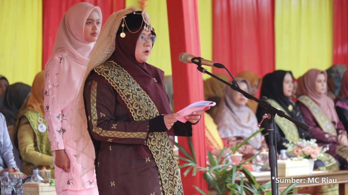 Bupati Siak Afni Zulkifli berbicara di upacara Hari Jadi ke-27 di Tugu Istana Siak
