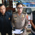 Petugas Ditreskrimum Polda Kepri mengumumkan kasus pengiriman pekerja migran ilegal