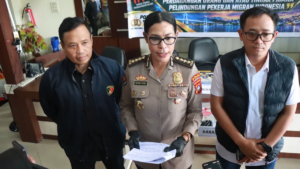 Petugas Ditreskrimum Polda Kepri mengumumkan kasus pengiriman pekerja migran ilegal