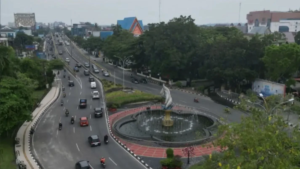 Petugas DLHK memeriksa area kota Pekanbaru akibat bau amonia menyengat