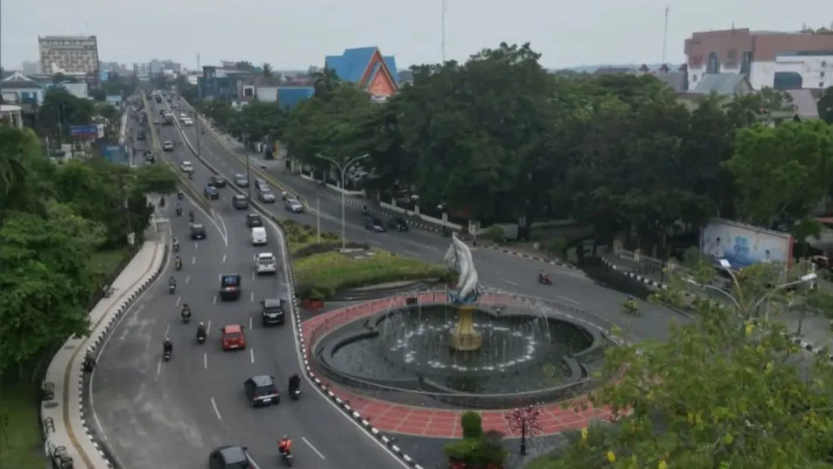 Petugas DLHK memeriksa area kota Pekanbaru akibat bau amonia menyengat