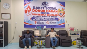 Anggota PJS Kepulauan Riau mendonorkan darah di PMI Kota Batam
