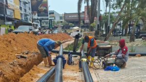 Edi Siswanto berbicara tentang proyek pipanisasi air bersih di Batu 8 Atas