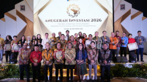 Fary Francis berbicara di podium saat Anugerah Investasi 2026 di Batam