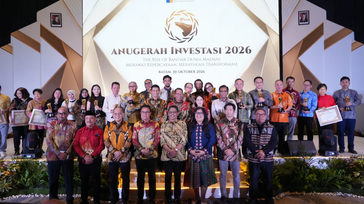 Fary Francis berbicara di podium saat Anugerah Investasi 2026 di Batam