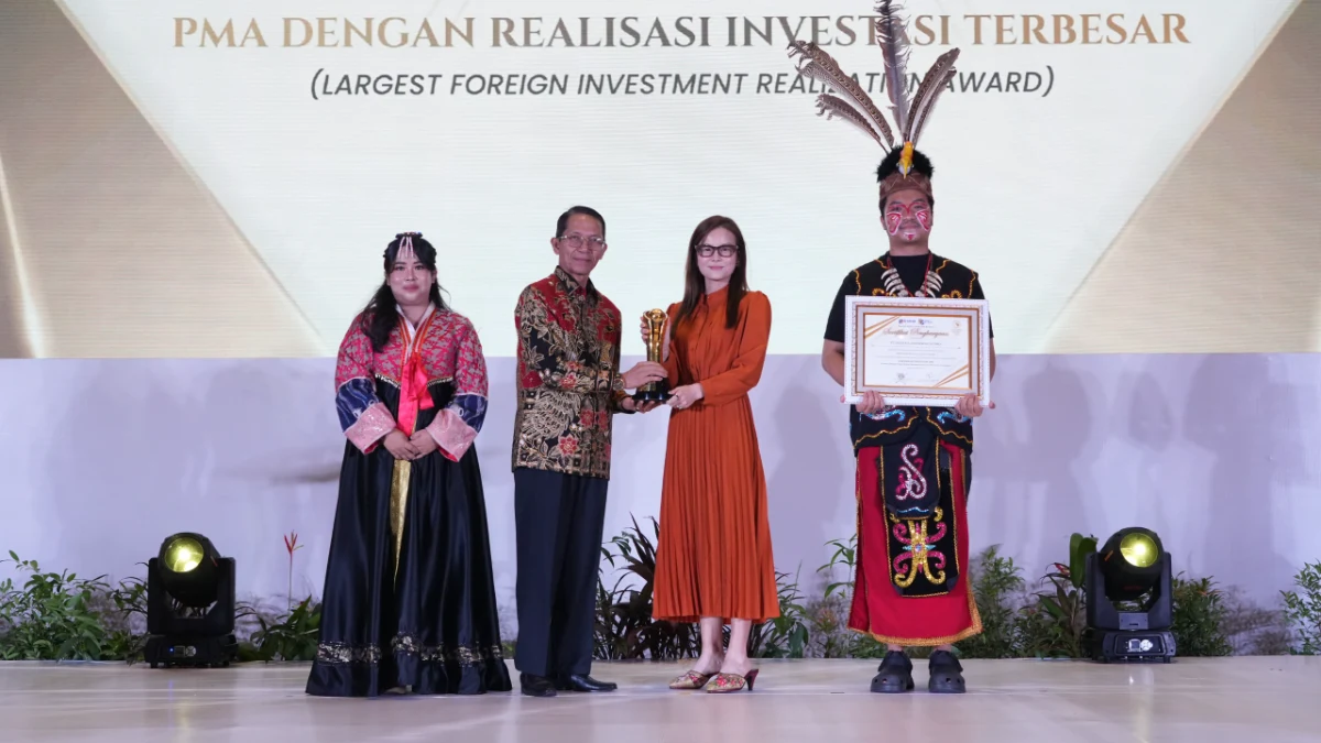 Fary Francis berbicara tentang capaian investasi Batam di acara penghargaan