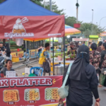 Pengurus FKPPI dan BPBD membagikan masker kepada pedagang UMKM di Tanjungpinah