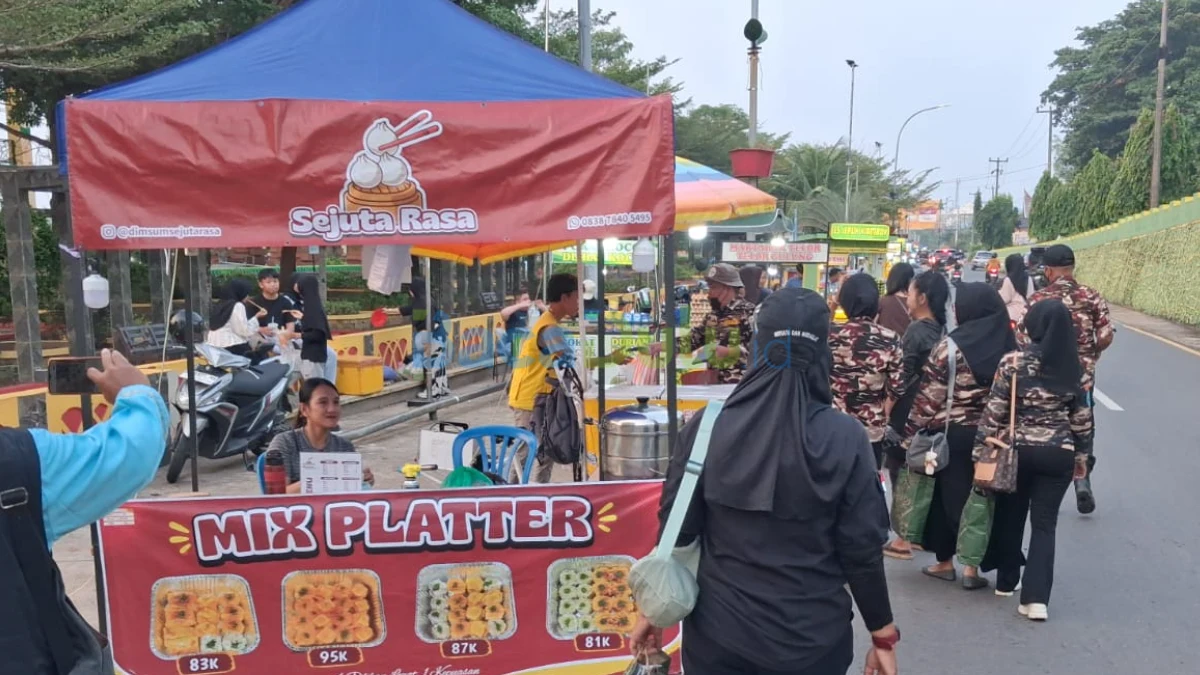 Pengurus FKPPI dan BPBD membagikan masker kepada pedagang UMKM di Tanjungpinah