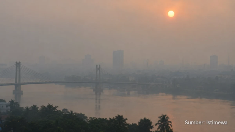 Forecaster BMKG Indah DN menjelaskan peta hotspot Sumatera di kantor