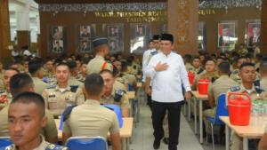 Gubernur Ansar Ahmad menerima penghargaan di kampus IPDN Jatinangor