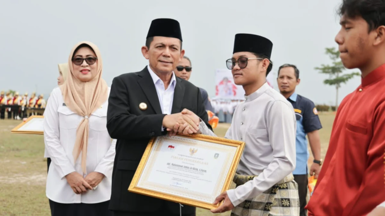 Gubernur Ansar Ahmad berbicara kepada pemuda di lapangan kantor gubernur Kepri