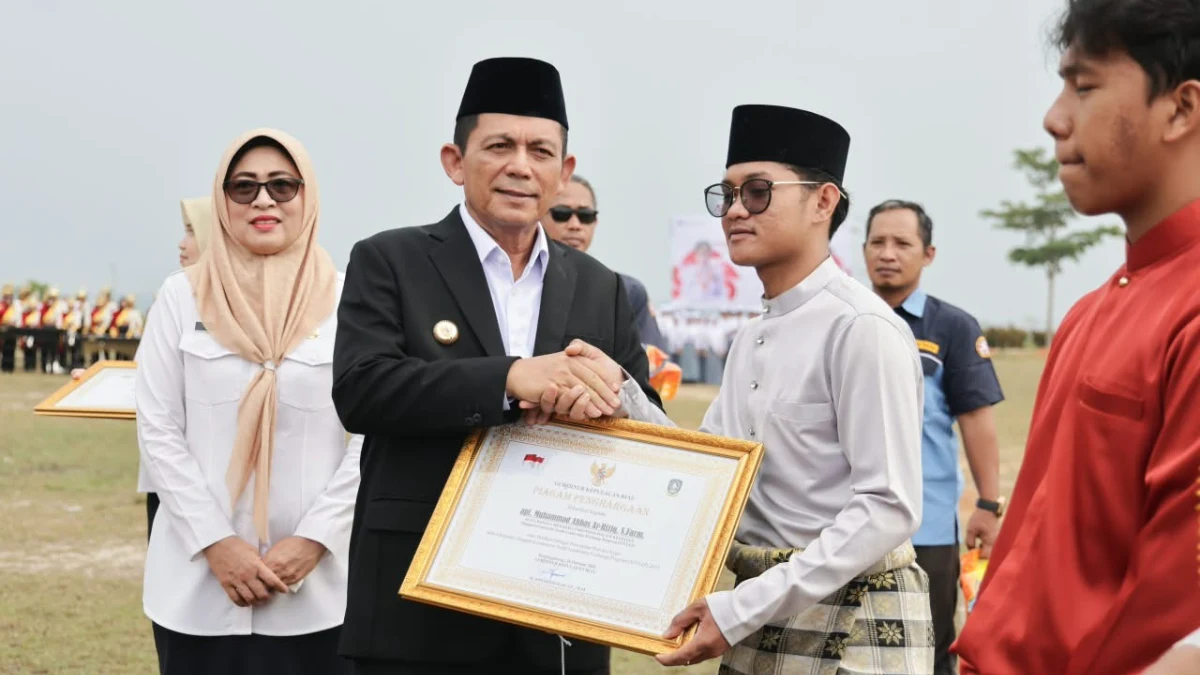 Gubernur Ansar Ahmad berbicara kepada pemuda di lapangan kantor gubernur Kepri
