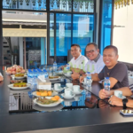 Gubernur Ansar Ahmad berdiri di depan backdrop acara welcome party di Batam