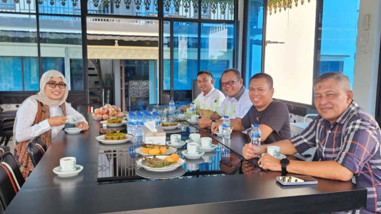 Gubernur Ansar Ahmad berdiri di depan backdrop acara welcome party di Batam