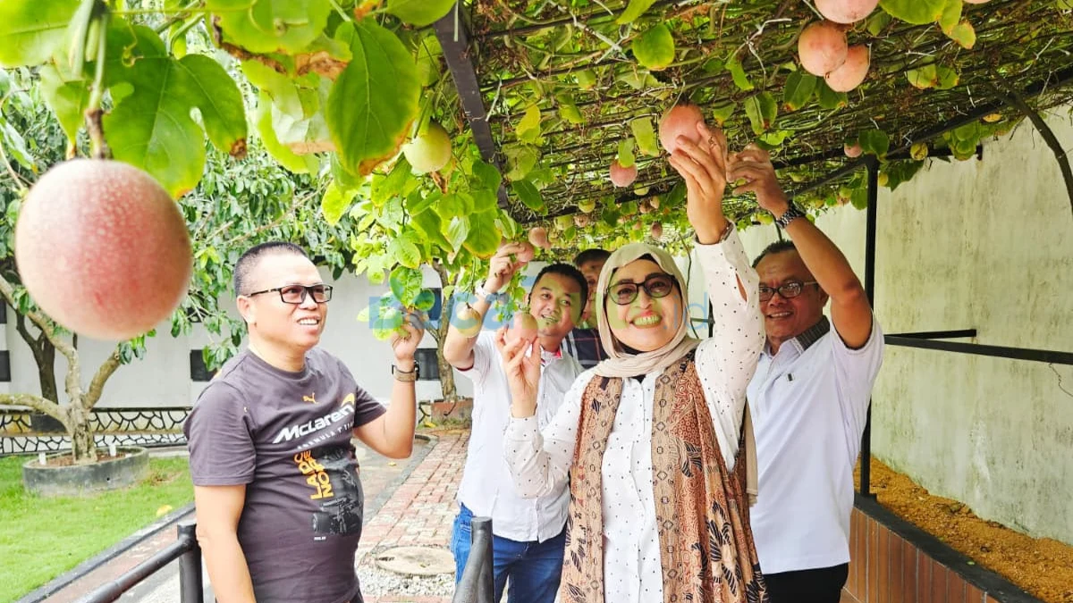 Gubernur Ansar Ahmad berdiri di depan backdrop acara welcome party di Batam