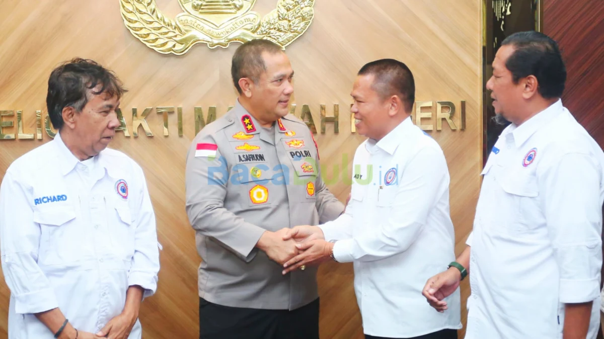 Irjen Pol Asep Safrudin berdiri di depan gedung Mabes Polri, mengenakan seragam resmi