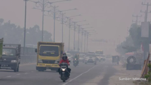Kabut asap tebal menutupi langit kota Pekanbaru pada hari Rabu