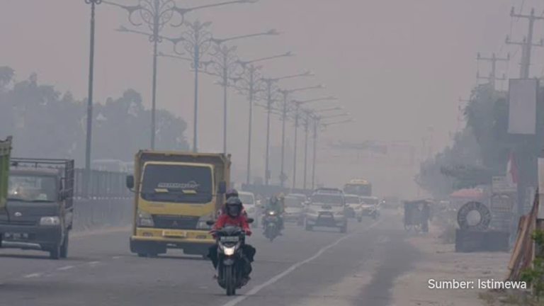 Kabut asap tebal menutupi langit kota Pekanbaru pada hari Rabu