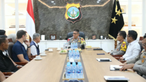 Kapolda Kepri Irjen Pol Suhendri berdiskusi dengan delegasi Interpol tentang operasi CHASE di Batam