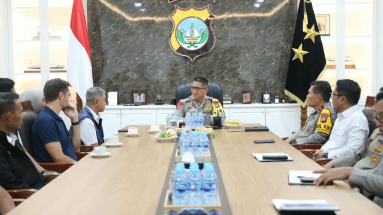 Kapolda Kepri Irjen Pol Suhendri berdiskusi dengan delegasi Interpol tentang operasi CHASE di Batam