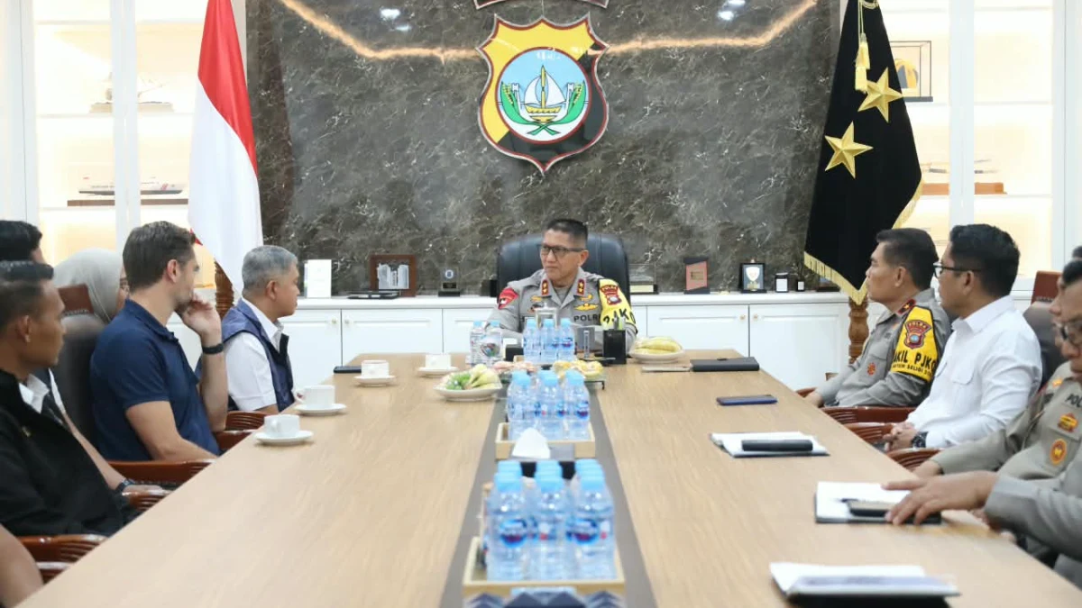 Kapolda Kepri Irjen Pol Suhendri berdiskusi dengan delegasi Interpol tentang operasi CHASE di Batam