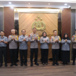 Kapolda Kepri Irjen Pol Suhendri dan Morina Harahap berdiskusi di Mapolda Kepri Batam