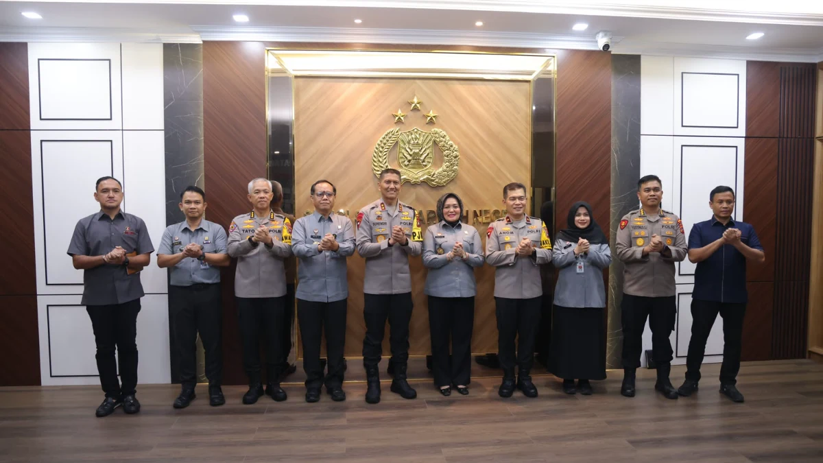Kapolda Kepri Irjen Pol Suhendri dan Morina Harahap berdiskusi di Mapolda Kepri Batam