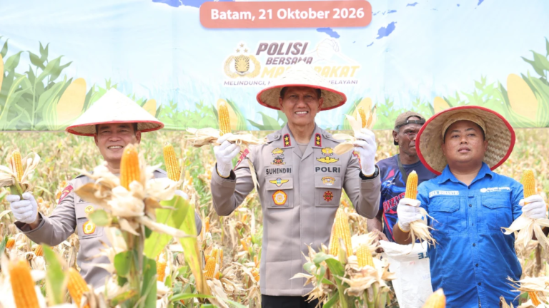 Kapolda Kepri Suhendri memimpin panen jagung pipil bersama petani di Sijantung